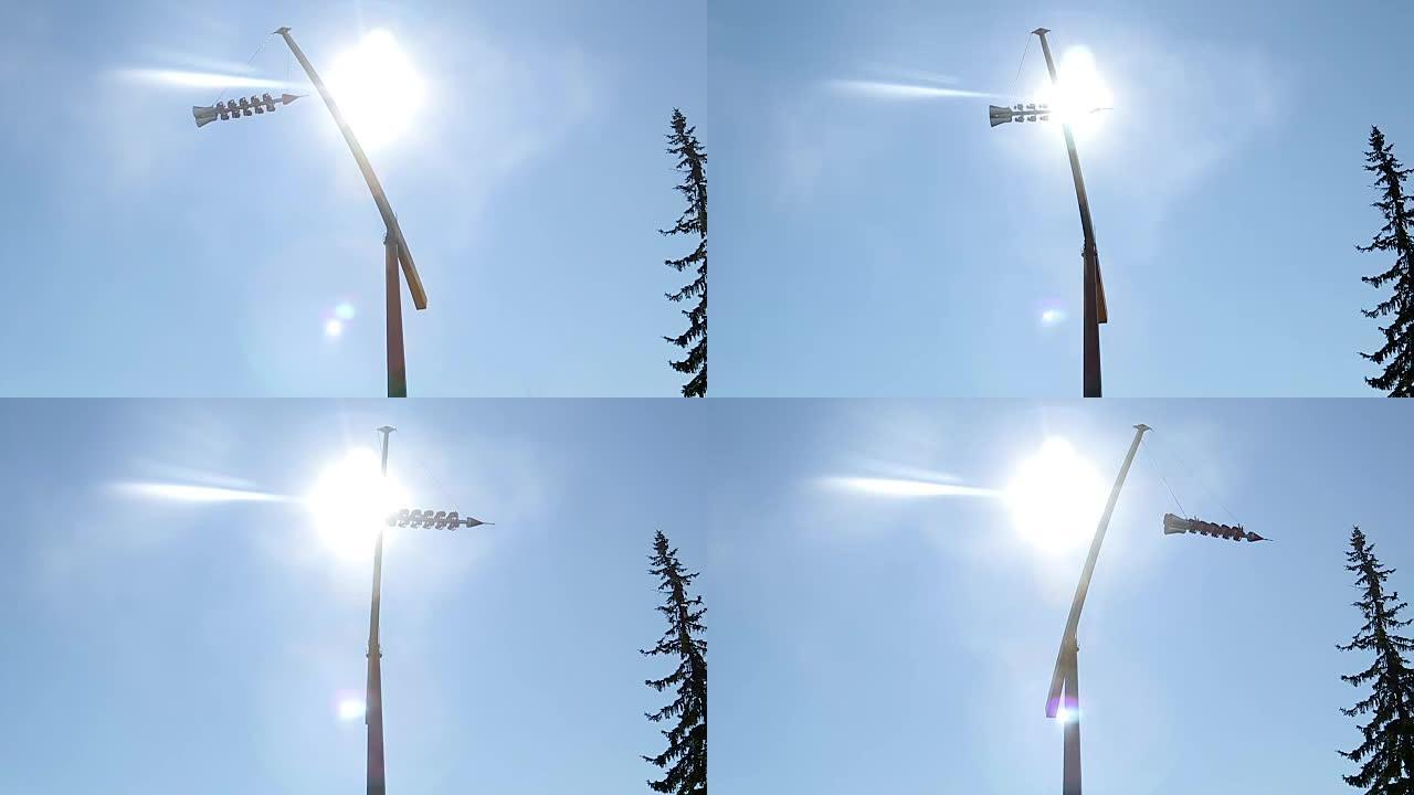 旋转木马火箭在公园高高在蓝天
