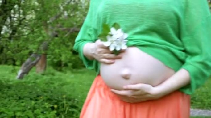 孕妇在户外抚平腹部