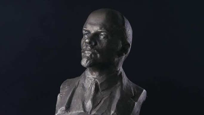 黑色背景上的弗拉基米尔·列宁的旋转肖像雕塑。苏联时代