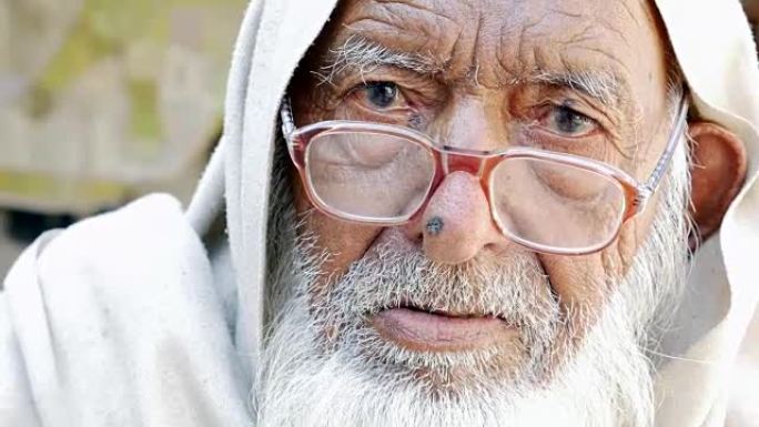 印度一个小村庄的拉贾斯坦老人肖像