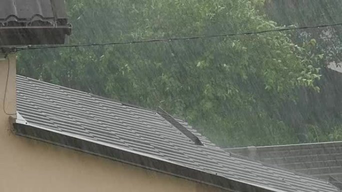 屋顶的雨水掉落