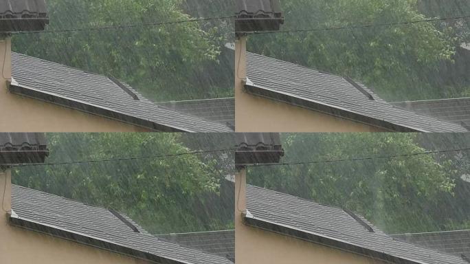 屋顶的雨水掉落