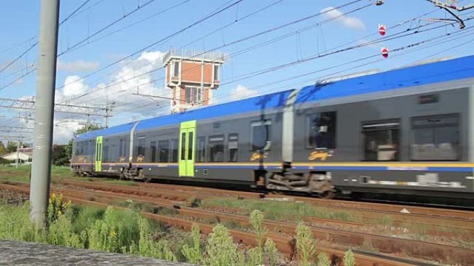 意大利比萨-2015年10月: 车站附近的Trenitalia区域摇摆火车运输