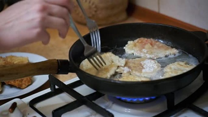 在家庭厨房的煎锅里煮肉排。慢动作