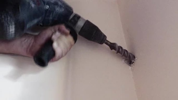 电动拆卸千斤顶锤重钻在墙上制造大型吊杆，用于新空调安装