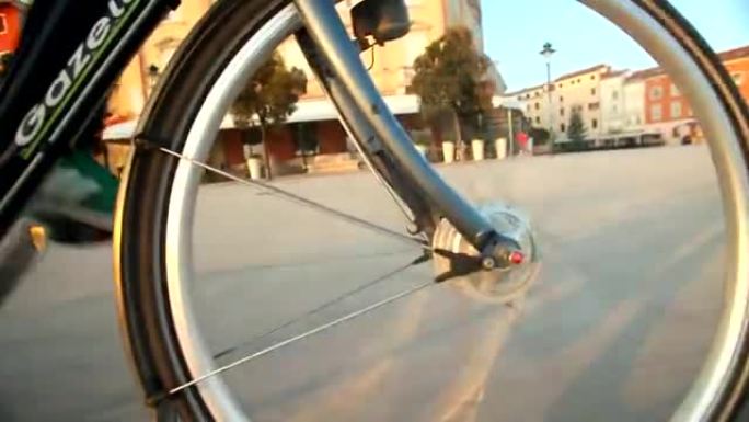 男子在罗维尼的公路上骑自行车
