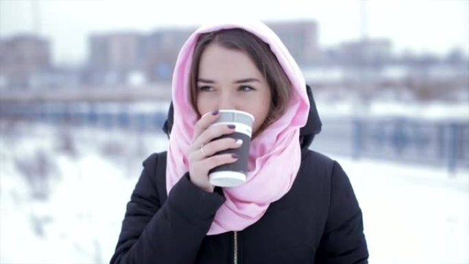 女人从纸杯里喝卡布奇诺咖啡