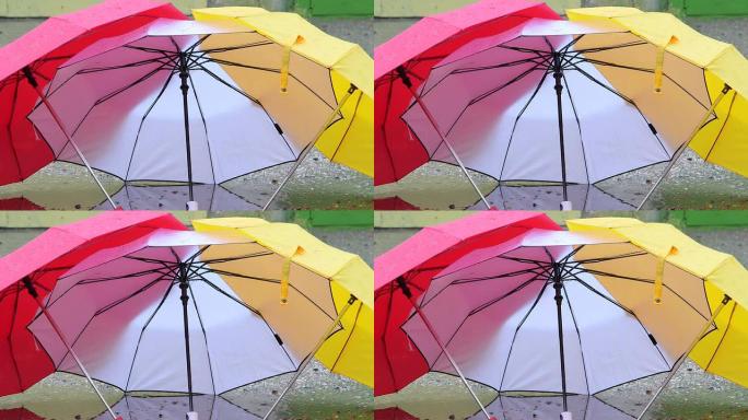 用雨滴打开五颜六色的雨伞