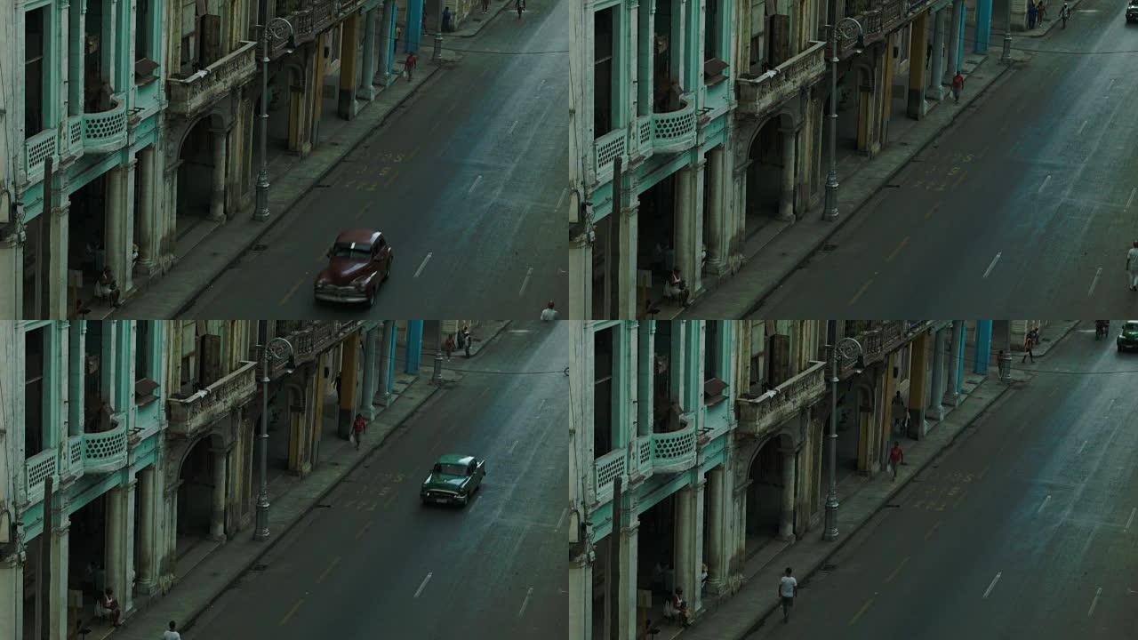 从上方看，在哈瓦那的街道上经过老爷车