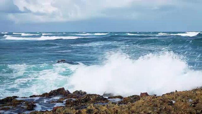 海浪摧毁海岸线