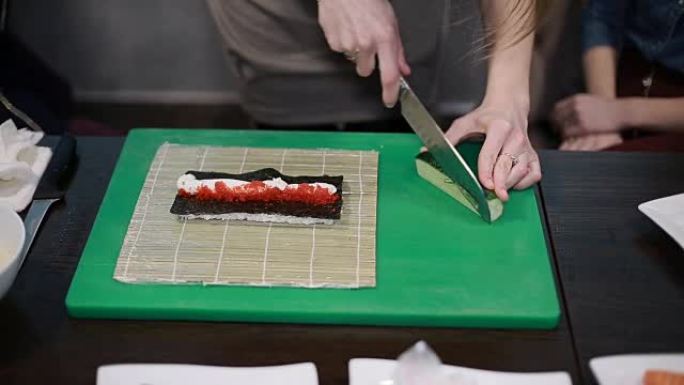 制作寿司和面包卷的过程