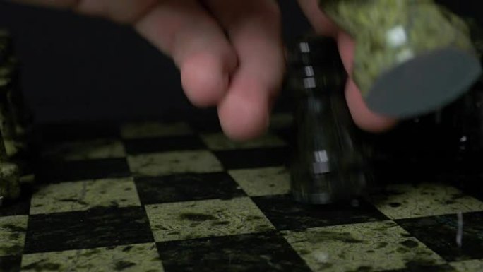 白马击败了黑兵。棋盘上的一组象棋人物