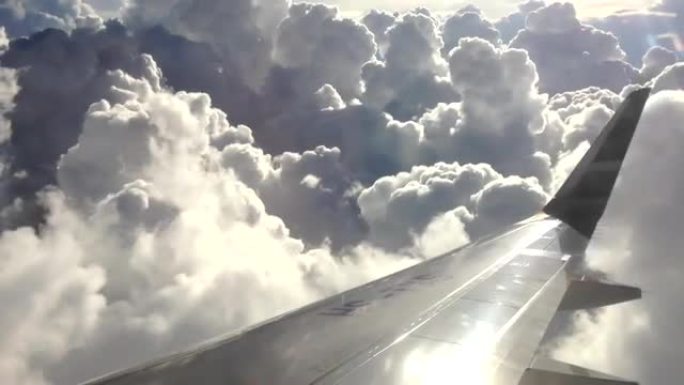 多云天空中的飞机机翼-乘客视野