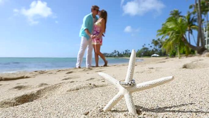 海星海滩爱情概念上的订婚戒指