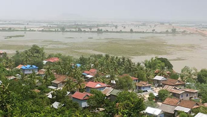 水淹稻田和前景村庄的宁静生活