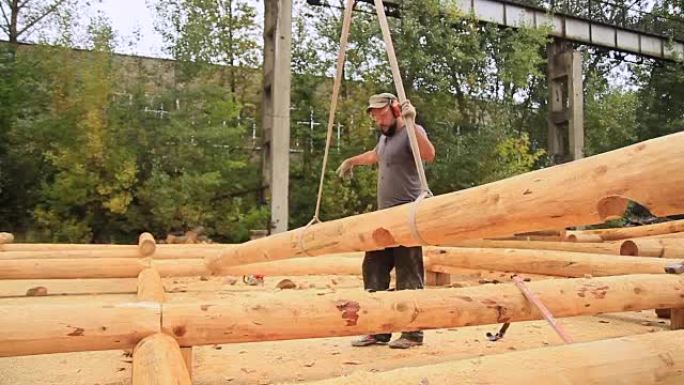 强壮的伐木工人砍柴