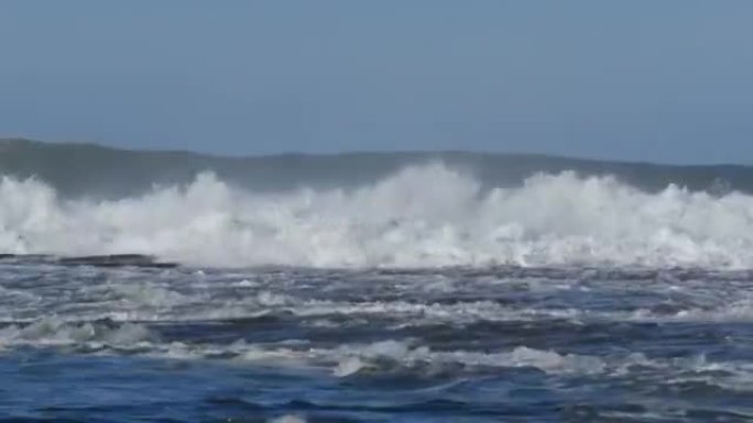 汹涌的海浪席卷着白色的海浪
