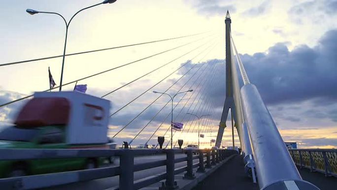 泰国曼谷暮光之城Rama 8大桥上的交通