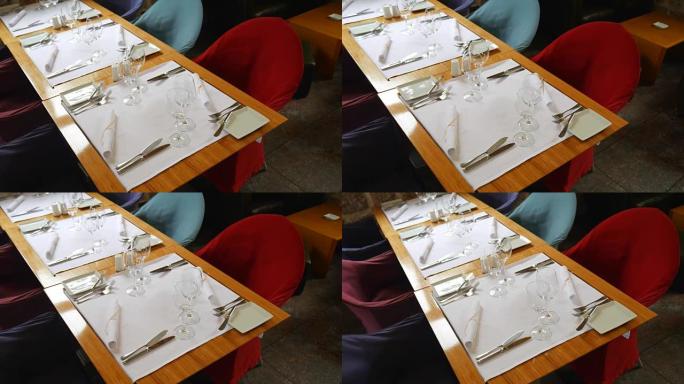 餐厅桌子上的蜡烛。咖啡馆的餐桌布置