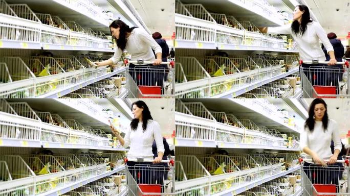 女人在超市选择蛋黄酱