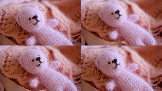 针织粉色小熊