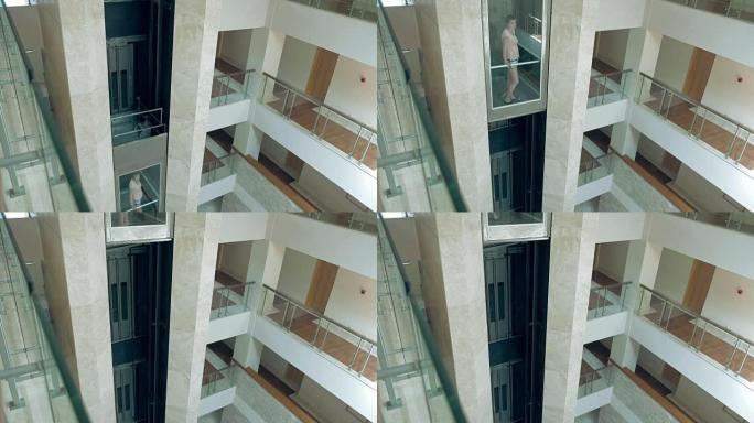 一名女性站在玻璃移动升降机中