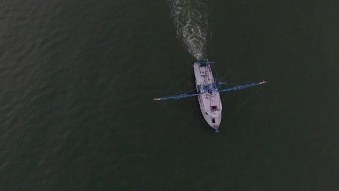 大西洋上带网的虾船的空中头顶