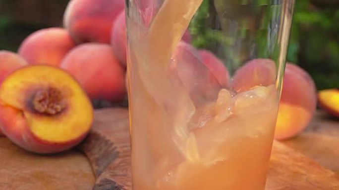 将桃汁倒入玻璃杯中的特写镜头