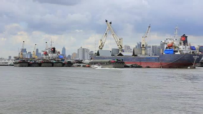 曼谷港的散货船