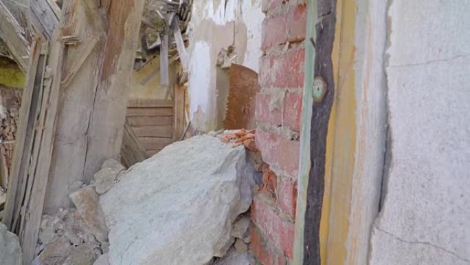 乌克兰受损房屋的墙壁被毁