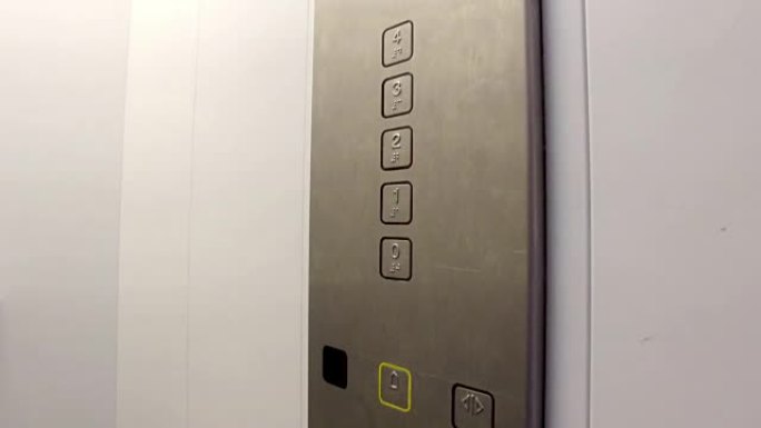 食指按下电梯中的零楼层按钮，4k steadicam射击