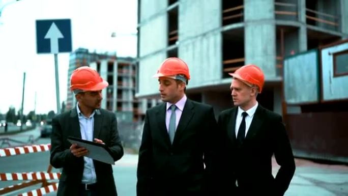 三位建筑师讨论新建建筑