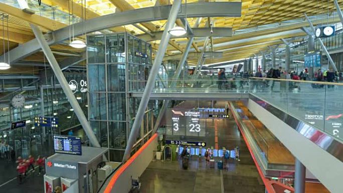 机场柜台大厅旅客人群的全景