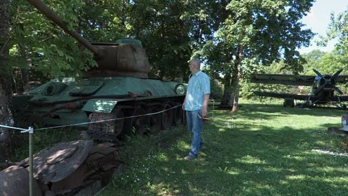 游客正在看第二次世界大战的坦克