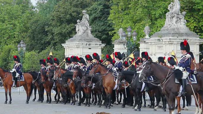 比利时皇家卫队，布鲁塞尔宫殿附近阅兵，骑兵。美丽的欧洲，文化和风景。旅游观光，游览比利时的地标。世界