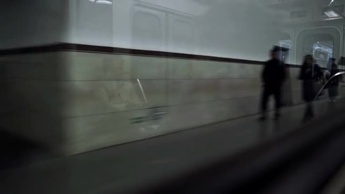 地下火车出发。俄罗斯地铁地下车站前庭
