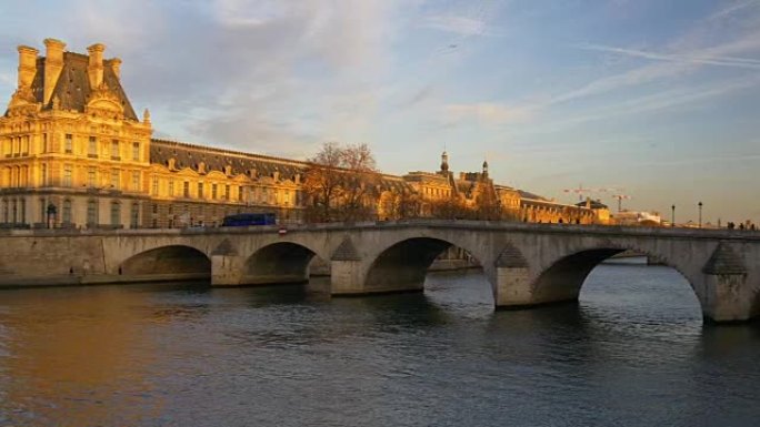 法国日落阳光塞纳河卢浮宫博物馆桥侧全景4k