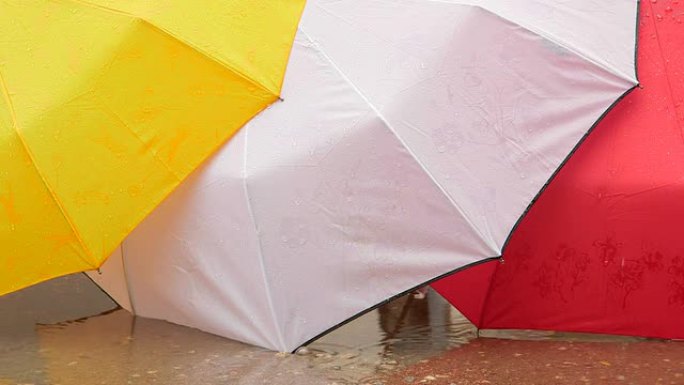 用雨滴打开五颜六色的雨伞