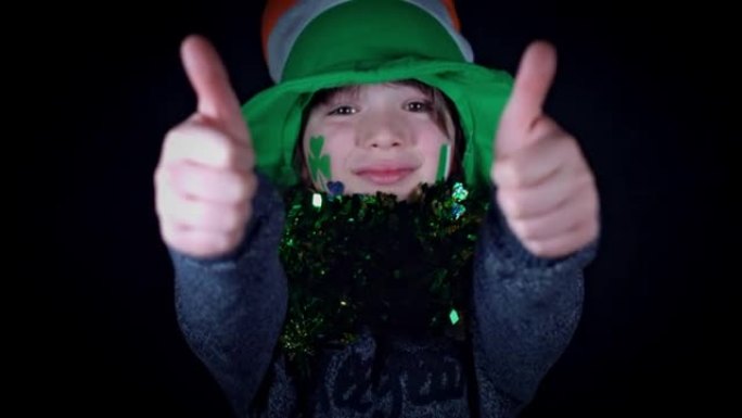 4K儿童庆祝圣帕特里克节竖起大拇指