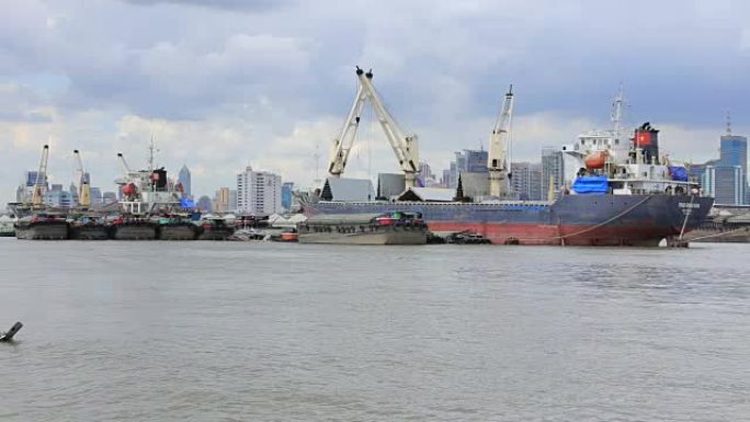 曼谷港的散货船