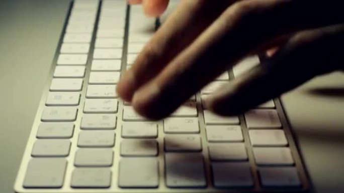 男人的手指印在白色键盘上的特写镜头与一面。尾灯