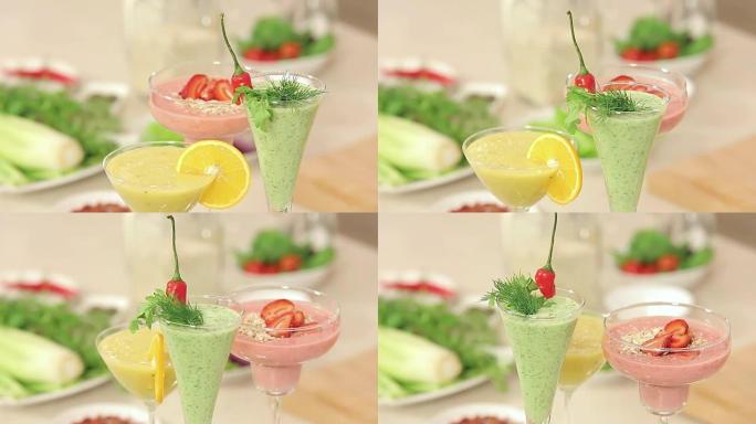 眼镜装饰的草莓，绿色蔬菜和柑橘冰沙的展示