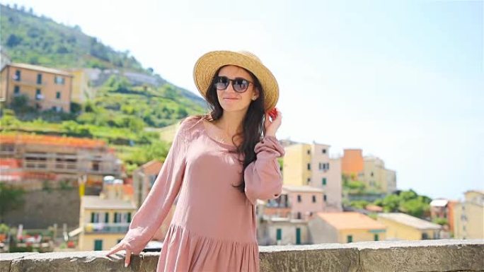 意大利利古里亚老城的欧洲度假美女