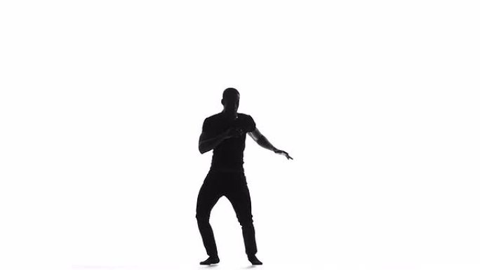 美国黑人男子舞者开始在白人的慢动作剪影上跳拉丁舞