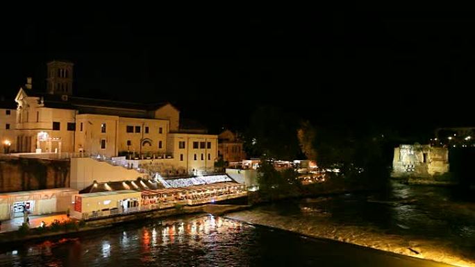 罗马台伯河上的夜生活。