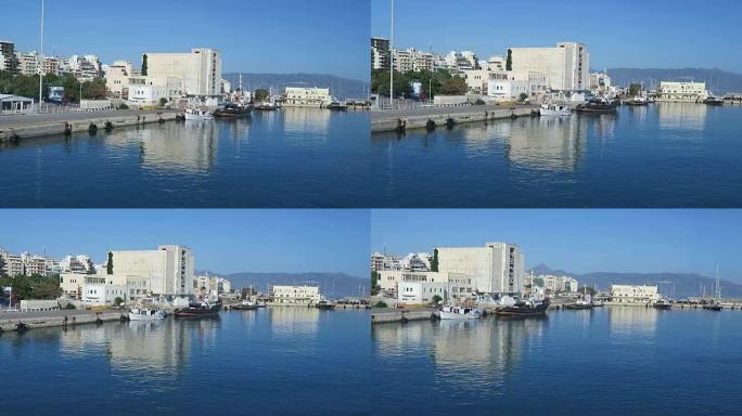 克里特岛上的伊拉克利翁港 (希腊)。港口中的船只和船只就在伊拉克利翁 (Iraklion) 的历史城