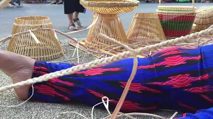 泰国妇女编织制作柳条篮