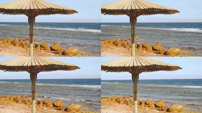 废弃海滩上的木伞