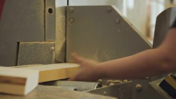 木工行业: 切割和研磨薄片的机械