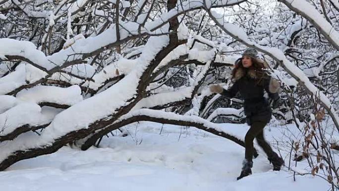 美丽受惊的女孩在白雪皑皑的森林中逃离了一个虚构的恶棍